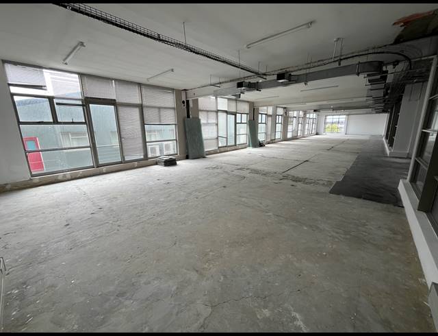 1,030M² BUSINESS TO LET IN WOODSTOCK